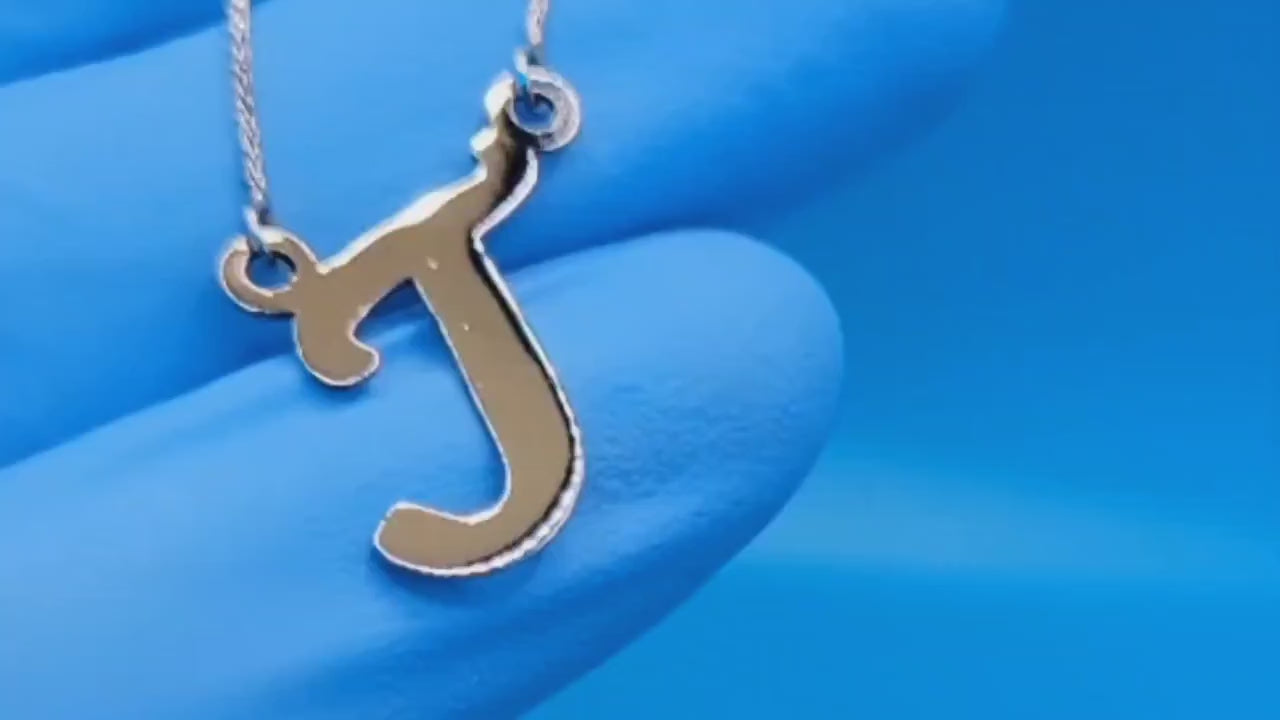 Load video: Displays initial J in white gold, E in yellow and K in rose gold