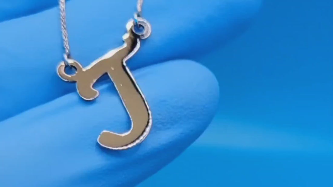 Displays initial J in white gold, E in yellow and K in rose gold